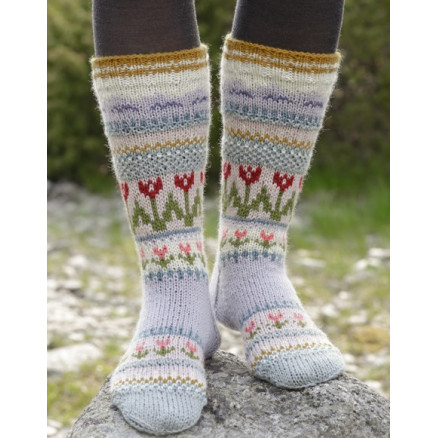 Always Winter by DROPS Design - Strickmuster mit Kit Socken mit mehrfarbigem Norwegischem Muster Größen 35-46 Always Winter by DROPS Design - Strickmuster mit Kit Socken mit mehrfarbigem Norwegischem Muster Größen 35-46 von Drops - Garnstudio