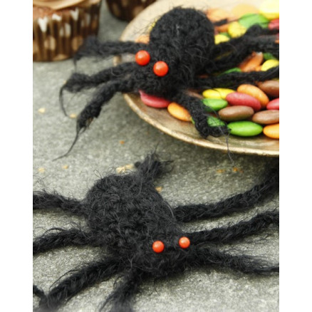 Aragog by DROPS Design - Häkelmuster mit Kit Spinne Halloween Dekoration von Drops - Garnstudio