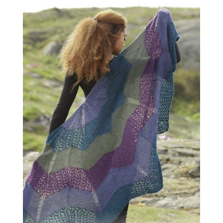 Aurora Borealis by DROPS Design - Strickmuster mit Kit Tuch mit zick-Zack-Muster 148x74cm von Drops - Garnstudio