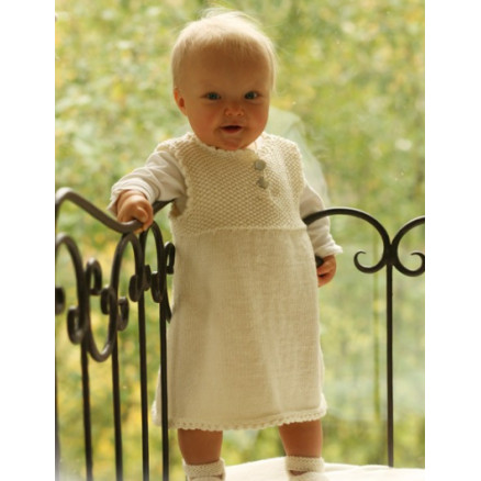 Baby Harriet by DROPS Design - Strickmuster mit Kit Baby-Kleid und Schühchen Größen 4-9 Monate Baby Harriet by DROPS Design - Strickmuster mit Kit Baby-Kleid und Schühchen Größen 4-9 Monate von Drops - Garnstudio
