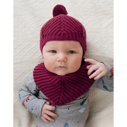 Baby Plum by DROPS Design - Baby Mütze und Lätzchen Strickmuster Größe 1/3 Monat - 3/4 Jahr von Drops - Garnstudio