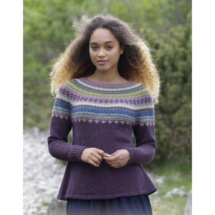 Blauberry Fizz by DROPS Design - Strickmuster mit Kit Pullover und Mütze im mehrfarbigen norwegischen Muster Größe S - XXXL von Drops - Garnstudio