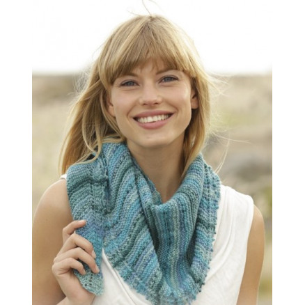 Blue Rapids by DROPS Design - Strickmuster mit Kit Tuch 140x33cm von Drops - Garnstudio