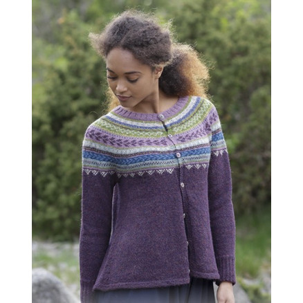 Blueberry Fizz Jacket by DROPS Design - Strickmuster mit Kit Jacke mit mehrfarbigem norwegischen Muster Größe S - XXXL Blueberry Fizz Jacket by DROPS Design - Strickmuster mit Kit Jacke mit mehrfarbigem norwegischen Muster Größe S - XXXL von Drops - Garnstudio