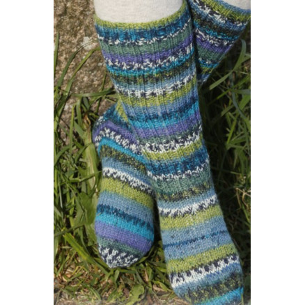Blueberry fields by DROPS Design - Strickmuster mit Kit Kindersocken Größen 15/17 - 35/37 von Drops - Garnstudio