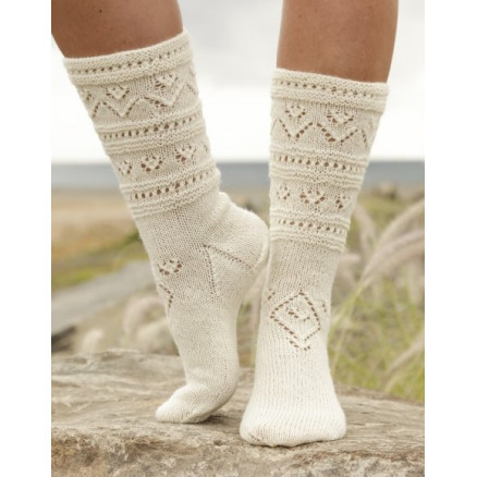 Bright Side by DROPS Design - Strickmuster mit Kit Socken mit Spitzenmuster Größen 35/37 - 41/43 Bright Side by DROPS Design - Strickmuster mit Kit Socken mit Spitzenmuster Größen 35/37 - 41/43 von Drops - Garnstudio