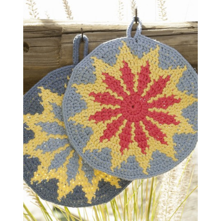 Burning Sun by DROPS Design - Häkelmuster mit Kit Topflappen Burning Sun by DROPS Design - Häkelmuster mit Kit Topflappen von Drops - Garnstudio