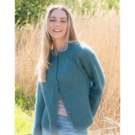 Cabled Bliss Cardigan by DROPS Design - Strickmuster für Strickjacken Größe S - XXXL Cabled Bliss Cardigan by DROPS Design - Strickmuster für Strickjacken Größe S - XXXL von Drops - Garnstudio