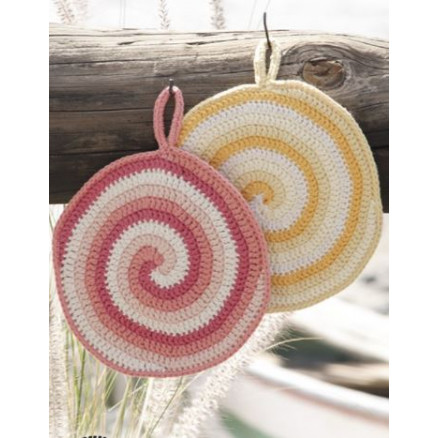Candy Daze by DROPS Design - Häkelmuster mit Kit Topflappen Candy Daze by DROPS Design - Häkelmuster mit Kit Topflappen von Drops - Garnstudio