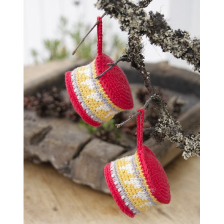 Christmas Drums by DROPS Design - Häkelmuster mit Kit Trommel 18x5cm von Drops - Garnstudio