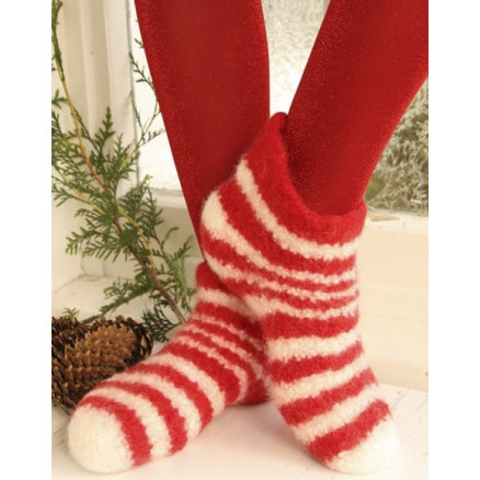 Christmas Slippers by DROPS Design - Muster mit Kit gefilzte Weihnachts-Slipper Größen 35/37 - 42/44 von Drops - Garnstudio