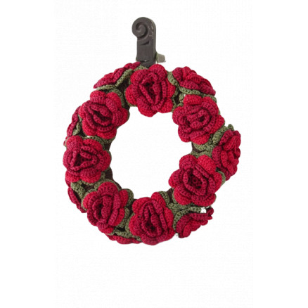 Christmas in Bloom by DROPS Design - Häkelmuster mit Kit Weihnachts-Kranz mit Blumen 22cm Christmas in Bloom by DROPS Design - Häkelmuster mit Kit Weihnachts-Kranz mit Blumen 22cm von Drops - Garnstudio