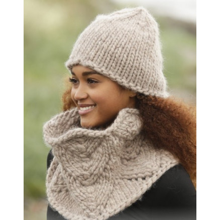 Cinnamon by DROPS Design - Strickmuster mit Kit Mütze und Schlauchschal Größen S/M - L/XL Cinnamon by DROPS Design - Strickmuster mit Kit Mütze und Schlauchschal Größen S/M - L/XL von Drops - Garnstudio