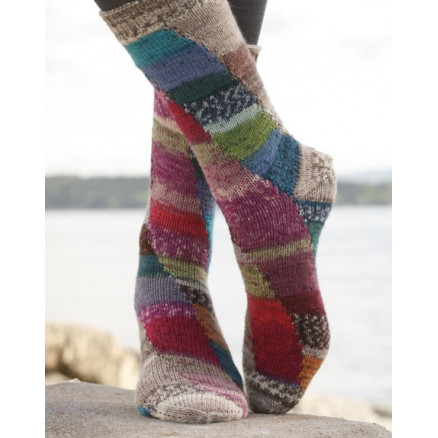Colour play by DROPS Design - Strickmuster mit Kit Socken mit verdrehtem Muster Größen 35-43 von Drops - Garnstudio