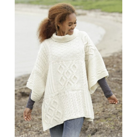 Comfort Chronicles by DROPS Design - Strickmuster mit Kit Poncho mit Ärmeln, Luftlöchern und Quadraten in Zopfmuster Einheitsgr Comfort Chronicles by DROPS Design - Strickmuster mit Kit Poncho mit Ärmeln, Luftlöchern und Quadraten in Zopfmuster Einheitsgr von Drops - Garnstudio