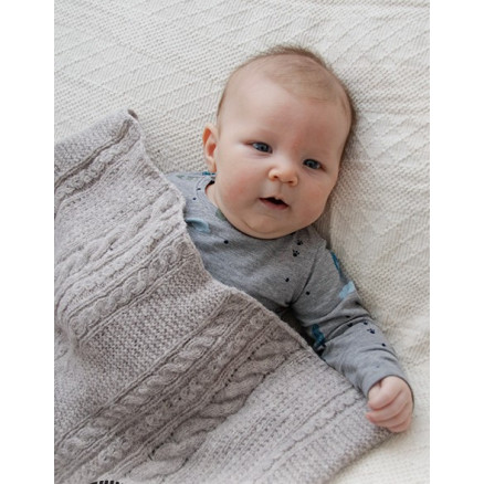 Cosy Twists by DROPS Design - Babydecke Strickmuster 65-80 cm Cosy Twists by DROPS Design - Babydecke Strickmuster 65-80 cm von Drops - Garnstudio