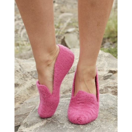 Cozy June by DROPS Design - Muster mit Kit gefilzte Slipper mit Zopfmuster Größen 35/37 - 41/43 Cozy June by DROPS Design - Muster mit Kit gefilzte Slipper mit Zopfmuster Größen 35/37 - 41/43 von Drops - Garnstudio