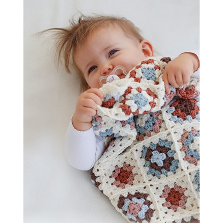 Cuddle Time by DROPS Design - Babydecke Häkelmuster 54x63 cm Cuddle Time by DROPS Design - Babydecke Häkelmuster 54x63 cm von Drops - Garnstudio
