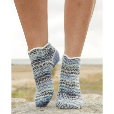 Dancing Zoe by DROPS Design - Strickmuster mit Kit Socken mit Streifen- und Wellenmuster Größen 35/37 - 41/43 von Drops - Garnstudio