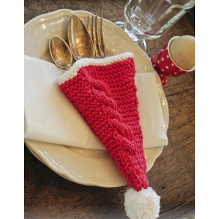 Dinner At The Kringles by DROPS Design - Strickmuster mit Kit Besteck-Halter mit Zopfmuster 16x22cm - 2 Stk Dinner At The Kringles by DROPS Design - Strickmuster mit Kit Besteck-Halter mit Zopfmuster 16x22cm - 2 Stk von Drops - Garnstudio
