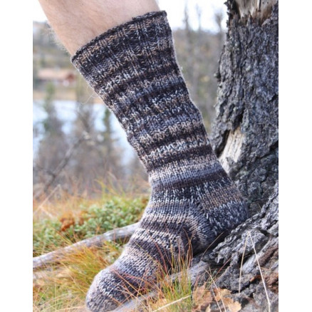 Dusk by DROPS Design - Strickmuster mit Kit Socken mit Rippenmuster und glatt Größen 38/40 - 44/46 von Drops - Garnstudio