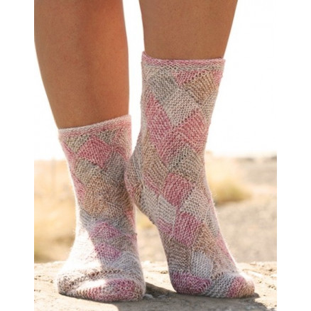 Fair and Square by DROPS Design - Strickmuster mit Kit Socken mit quadratischem Muster Größen 35-43 von Drops - Garnstudio