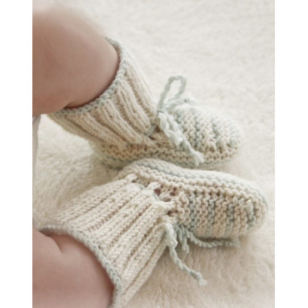 First Impression Booties by DROPS Design - Strickmuster mit Kit Baby-Schühchen Größen Neugeborene bis 5 Jahre First Impression Booties by DROPS Design - Strickmuster mit Kit Baby-Schühchen Größen Neugeborene bis 5 Jahre von Drops - Garnstudio