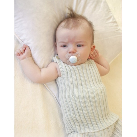 First Impression Singlet by DROPS Design - Strickmuster mit Kit Baby-Unterwäsche Größen 0-4 Jahre von Drops - Garnstudio