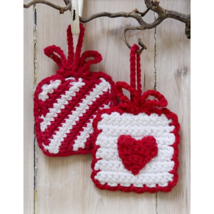 Hanging Gifts by DROPS Design - Häkelmuster mit Kit Weihnachtsgeschenk-Aufhänger 7x7cm von Drops - Garnstudio