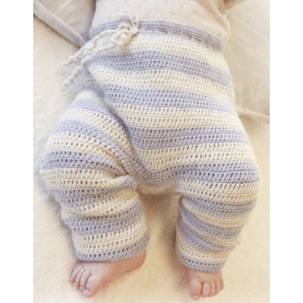 Heartthrob Pants by DROPS Design - Häkelmuster mit Kit Baby-Hose Größen 4-9 Monate Heartthrob Pants by DROPS Design - Häkelmuster mit Kit Baby-Hose Größen 4-9 Monate von Drops - Garnstudio
