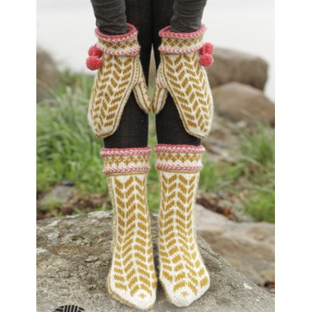 Hokey Pokey by DROPS Design - Strickmuster mit Kit Fäustlinge und Socken mit nordischem Muster Größen 35-43 Hokey Pokey by DROPS Design - Strickmuster mit Kit Fäustlinge und Socken mit nordischem Muster Größen 35-43 von Drops - Garnstudio