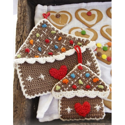 Home Sweet Home by DROPS Design - Häkelmuster mit Kit Topflappen Lebkuchenhaus 6x15 oder 23x23cm Home Sweet Home by DROPS Design - Häkelmuster mit Kit Topflappen Lebkuchenhaus 6x15 oder 23x23cm von Drops - Garnstudio