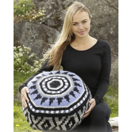 Inti by DROPS Design - Häkelmuster mit Kit bunter Pouf Hocker 48x18 cm Inti by DROPS Design - Häkelmuster mit Kit bunter Pouf Hocker 48x18 cm von Drops - Garnstudio