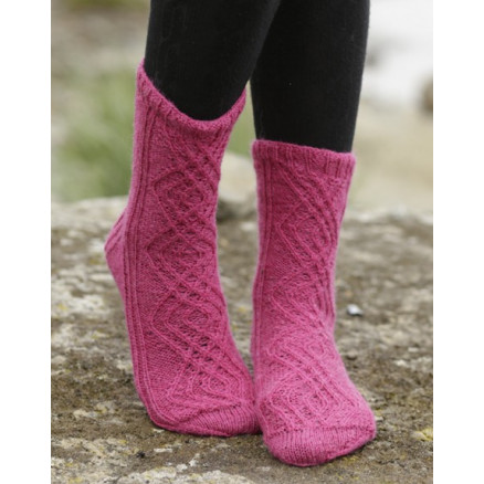 Isolde by DROPS Design - Strickmuster mit Kit Socken mit Zopf- und Rippenmuster Größen 35/37 - 41/43 Isolde by DROPS Design - Strickmuster mit Kit Socken mit Zopf- und Rippenmuster Größen 35/37 - 41/43 von Drops - Garnstudio
