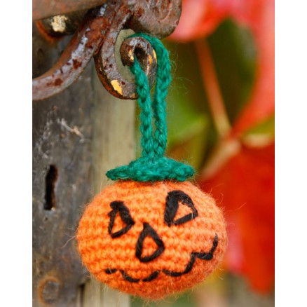 Jack by DROPS Design - Häkelmuster mit Kit Halloween Kürbis 5cm Jack by DROPS Design - Häkelmuster mit Kit Halloween Kürbis 5cm von Drops - Garnstudio