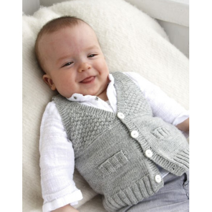 Junior by DROPS Design - Strickmuster mit Kit Baby-Weste Größen 4-9 Monate von Drops - Garnstudio