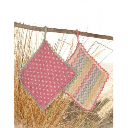 Kitchen Memories by DROPS Design - Strickmuster mit Kit Topflappen 16x16cm oder 24x24cm Kitchen Memories by DROPS Design - Strickmuster mit Kit Topflappen 16x16cm oder 24x24cm von Drops - Garnstudio