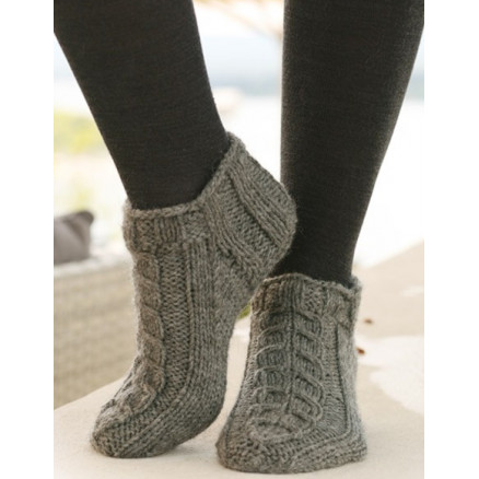 Leaf Ankle Socks by DROPS Design - Strickmuster mit Kit Socken Größen 35-43 Leaf Ankle Socks by DROPS Design - Strickmuster mit Kit Socken Größen 35-43 von Drops - Garnstudio