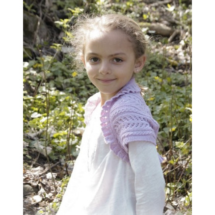 Leelanee by DROPS Design - Strickmuster mit Kit Bolero mit Spitzenmuster Größen 3-12 Jahre Leelanee by DROPS Design - Strickmuster mit Kit Bolero mit Spitzenmuster Größen 3-12 Jahre von Drops - Garnstudio