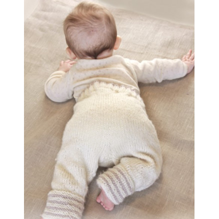 Little Darcy Pants by DROPS Design - Strickmuster mit Kit Baby-Hose Größen 0-4 Jahre Little Darcy Pants by DROPS Design - Strickmuster mit Kit Baby-Hose Größen 0-4 Jahre von Drops - Garnstudio
