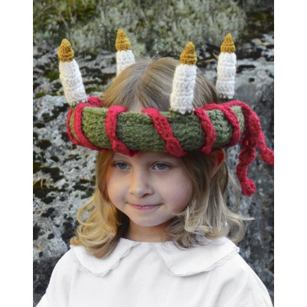 Little Lucia by DROPS Design - Häkelmuster mit Kit Lucias Krone 63cm Little Lucia by DROPS Design - Häkelmuster mit Kit Lucias Krone 63cm von Drops - Garnstudio