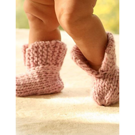 Little Peach by DROPS Design - Strickmuster mit Kit Baby-Poncho und Schühchen Größen 4-9 Monate Little Peach by DROPS Design - Strickmuster mit Kit Baby-Poncho und Schühchen Größen 4-9 Monate von Drops - Garnstudio