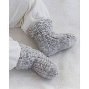 Little Pearl Socks von DROPS Design - Baby Socken Strickmuster Größe 0 - 1/3 mdr von Drops - Garnstudio
