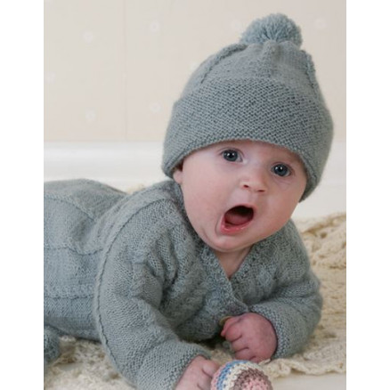 Little Prince by DROPS Design - Strickmuster mit Kit Baby-Strickjake, Mütze, Fäustlinge und Schühchen Größen 4-8 Monate Little Prince by DROPS Design - Strickmuster mit Kit Baby-Strickjake, Mütze, Fäustlinge und Schühchen Größen 4-8 Monate von Drops - Garnstudio