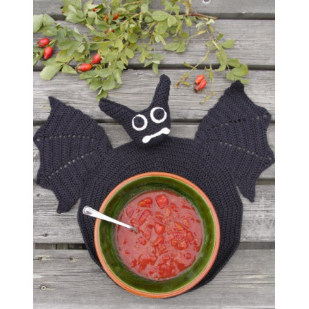 Lunch mit Vlad by DROPS Design - Häkelmuster mit Kit Fledermaus Untersetzer 26 cm Lunch mit Vlad by DROPS Design - Häkelmuster mit Kit Fledermaus Untersetzer 26 cm von Drops - Garnstudio