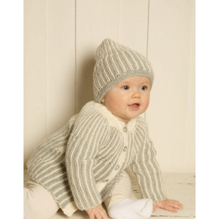 Magnus Set by DROPS Design - Strickmuster mit Kit Strickjacke und -mütze Größen 4-9 Monate Magnus Set by DROPS Design - Strickmuster mit Kit Strickjacke und -mütze Größen 4-9 Monate von Drops - Garnstudio