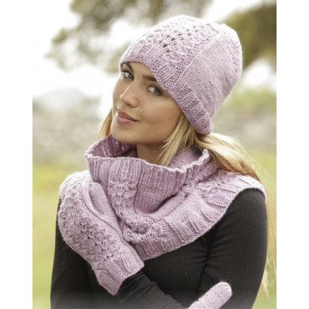 Malin by DROPS Design - Strickmuster mit Kit Mütze, Schlauchschal und Handschuhe Größen S/M - L von Drops - Garnstudio