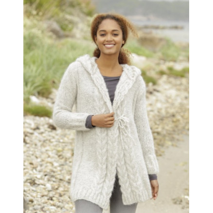 Melody of Snow by DROPS Design - Strickmuster mit Kit Jacke mit Zopfmuster Größen XS/S - XXXL Melody of Snow by DROPS Design - Strickmuster mit Kit Jacke mit Zopfmuster Größen XS/S - XXXL von Drops - Garnstudio