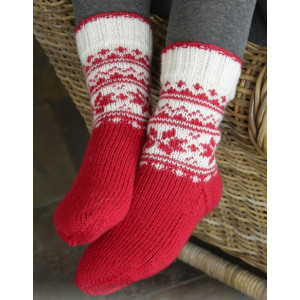 Merry & Warm by DROPS Design - Strickmuster mit Kit Weihnachts-Socken - 35/37 von Drops - Garnstudio