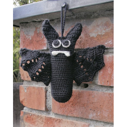 Mr. Fang by DROPS Design - Häkelmuster mit Kit Halloween Dekoration 16cm von Drops - Garnstudio